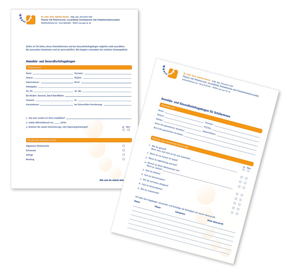 Die Anmeldefragebogen der Praxis Tschannhof als gedruckte Formulare