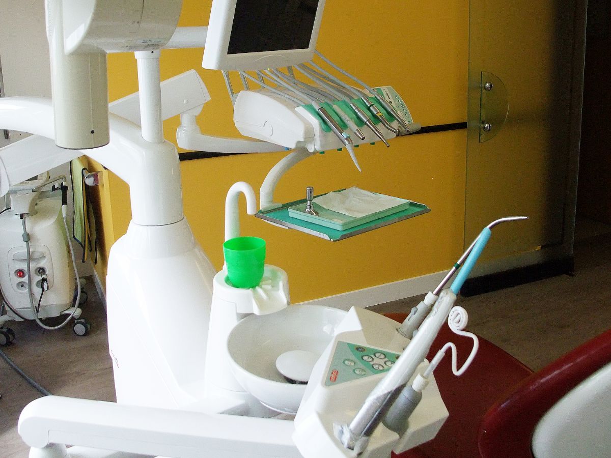 Behandlungseinheit mit Instrumenten