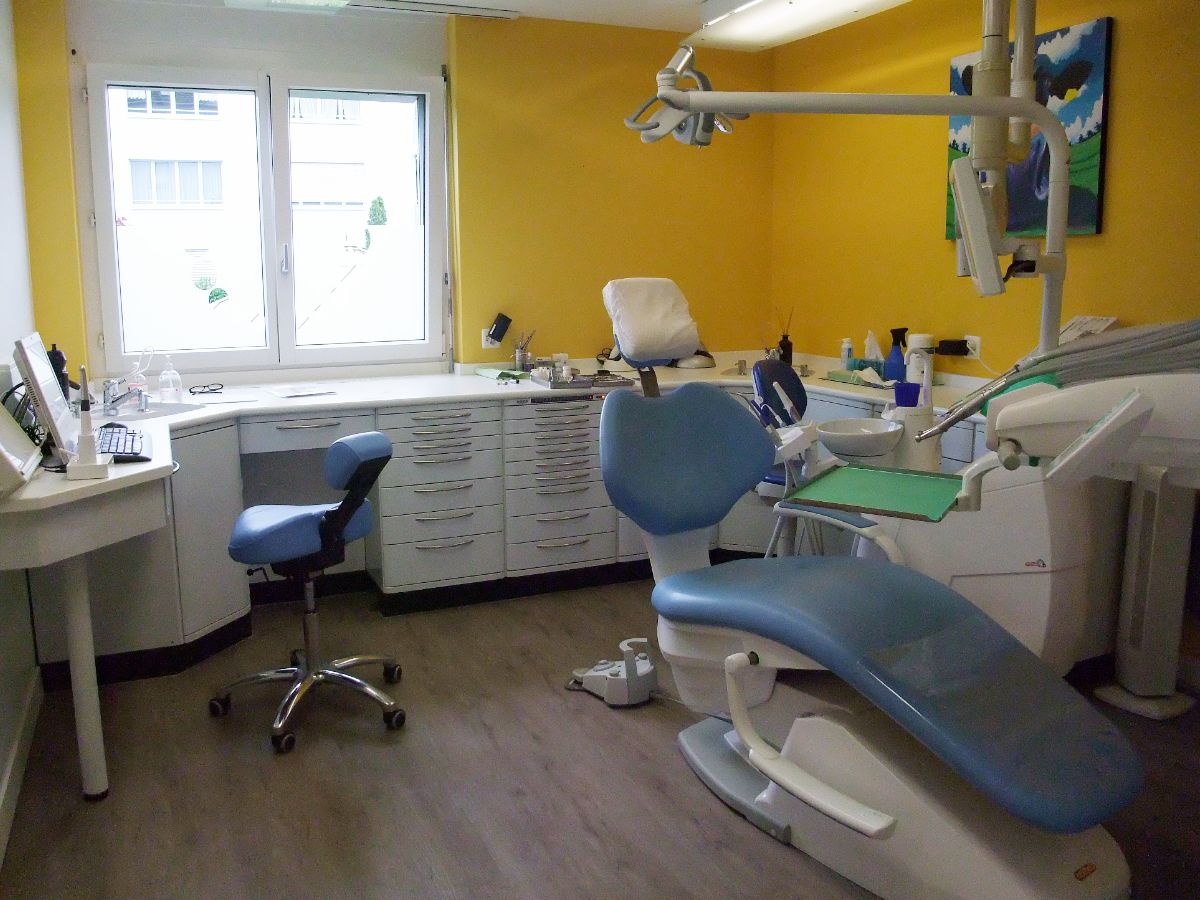 Behandlungszimmer mit grossem Fenster und Tageslicht