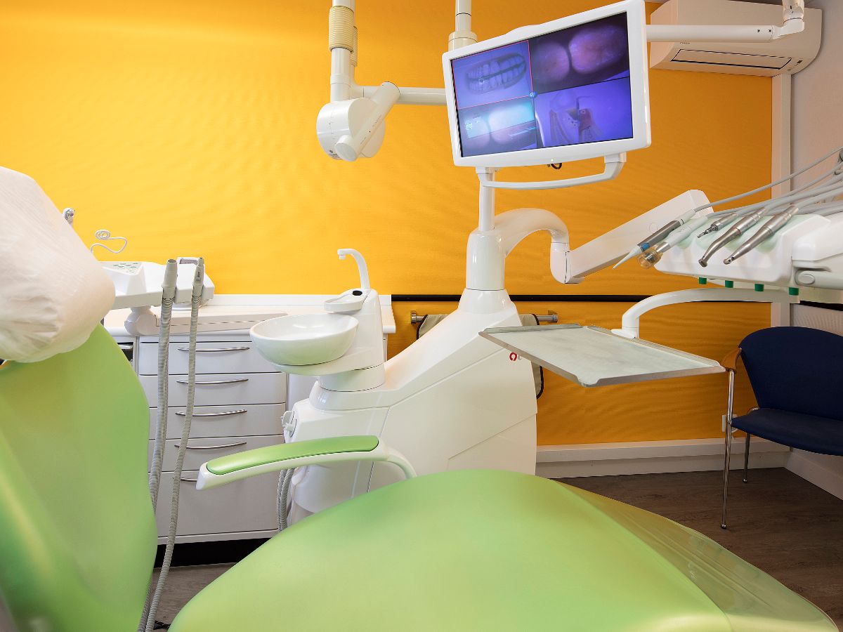 Behandlungszimmer mit grüner Ablage und Behandlungseinheit