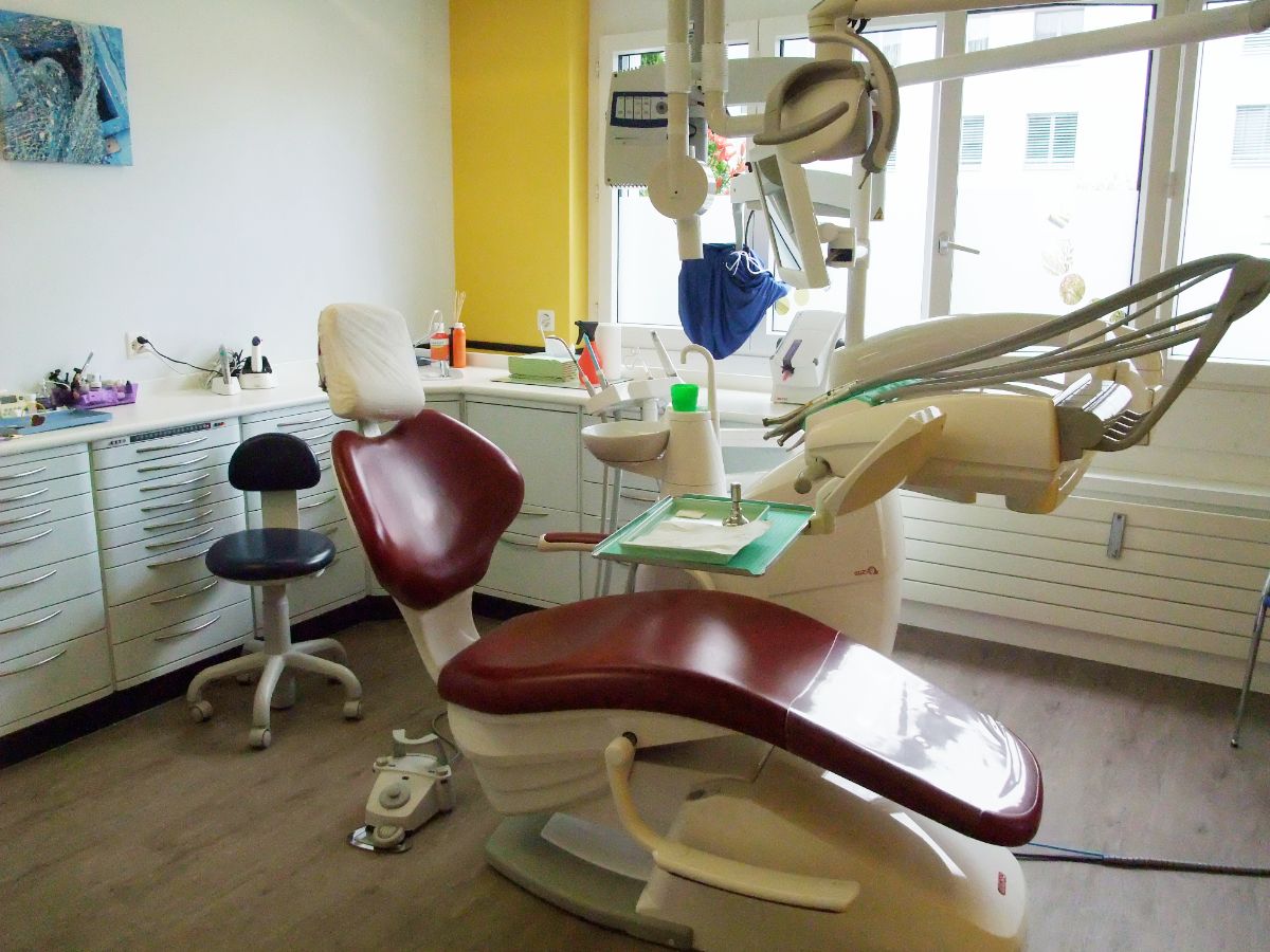 Behandlungszimmer mit rotem Behandlungsstuhl