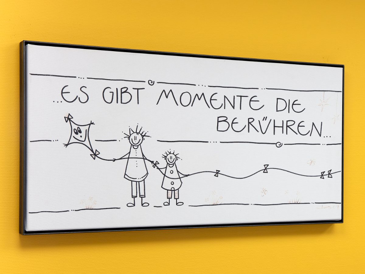 Gerahmte Zeichnung mit dem Schriftzug «Es gibt Momente, die berühren»